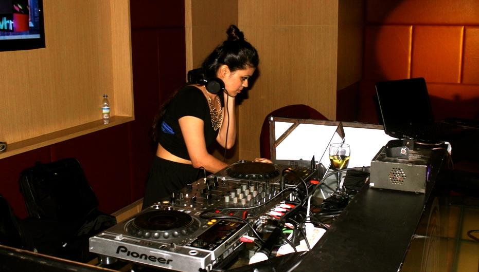 female disco jockey surat